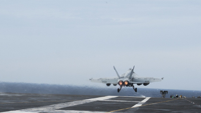  Chiến đấu cơ F/A-18E cất cánh từ tàu sân bay USS Ronald Reagan ở biển Đông. Ảnh: Hải quân Mỹ
