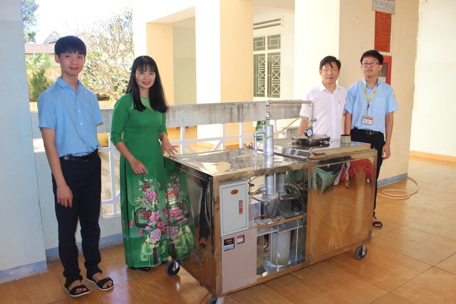  Mô hình “Chế tạo và cải tiến mô hình nhiệt phân nhựa phế thải, thu nhiên liệu dầu và xử lý khí thải” của nhóm tác giả Bùi Mai Hoàng Nguyên (bìa trái), Hoàng Hưng Thịnh (bìa phải) đến từ Trường THPT chuyên Hùng Vương. Ảnh: Thủy Bình