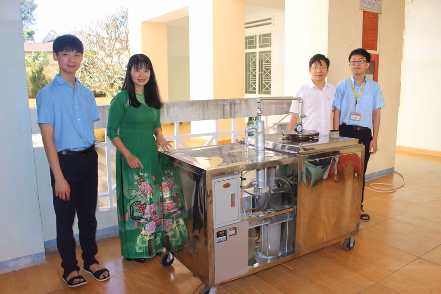  Mô hình “Chế tạo và cải tiến mô hình nhiệt phân nhựa phế thải, thu nhiên liệu dầu và xử lý khí thải” của nhóm tác giả Bùi Mai Hoàng Nguyên (bìa trái), Hoàng Hưng Thịnh (bìa phải) đến từ Trường THPT chuyên Hùng Vương. Ảnh: Thủy Bình