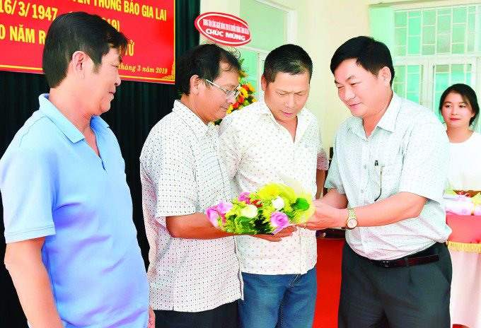 TBT báo Gia Lai Huỳnh Kiên tặng quà cho các đồng chí đã nghỉ hưu có đóng góp cho báo điện tử.