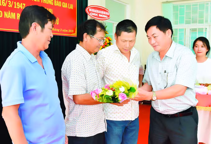 TBT báo Gia Lai Huỳnh Kiên tặng quà cho các đồng chí đã nghỉ hưu có đóng góp cho báo điện tử.