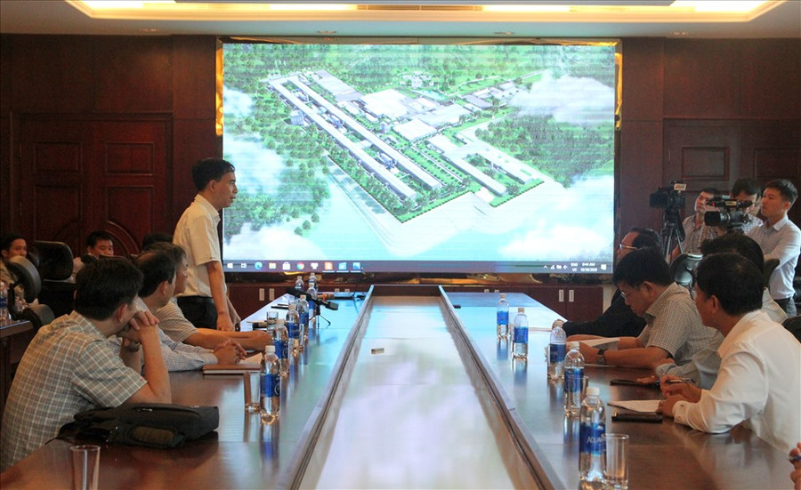 Nhà đầu tư dự án trong Khu công nghiệp Nhân Cơ báo cáo sự cố ảnh hưởng tới tiến độ đầu tư dự án. ẢNH: BẢO LÂM