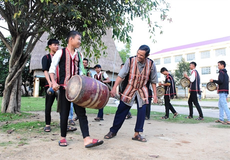 Tận tâm truyền dạy cồng chiêng cho thế hệ trẻ. Ảnh: HT