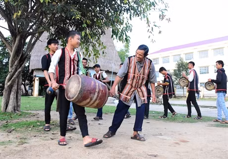 Tận tâm truyền dạy cồng chiêng cho thế hệ trẻ. Ảnh: HT