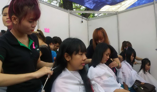 Nhiều bạn trẻ tự nguyện hiến tóc cho bệnh nhân ung thư - Ảnh: Như Lịch