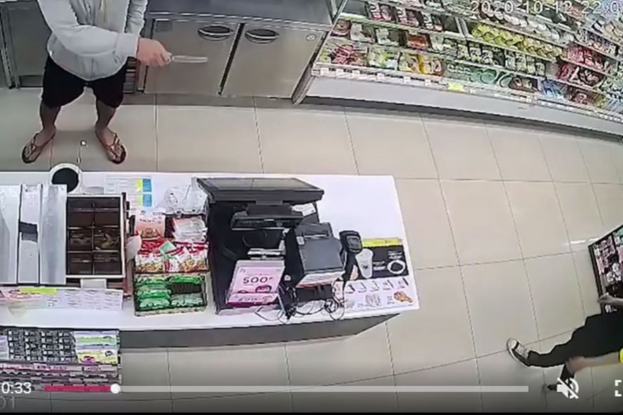 Camera an ninh cửa hàng tiện lợi tại quận Tân Phú ghi hình vụ cướp. Camera an ninh cửa hàng tiện lợi tại quận Tân Phú ghi hình vụ cướp.