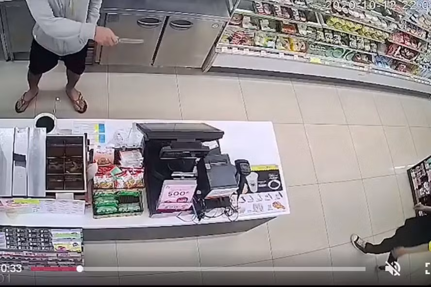 Camera an ninh cửa hàng tiện lợi tại quận Tân Phú ghi hình vụ cướp. Camera an ninh cửa hàng tiện lợi tại quận Tân Phú ghi hình vụ cướp.