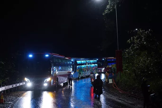 Thông ngã đổ gây ách tắc giao thông 2 chiều trên đèo Prenn.