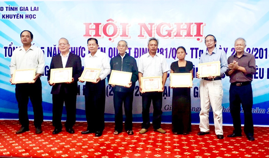 Hội Khuyến học tỉnh tặng giấy khen cho các cá nhân có thành tích xuất sắc trong công tác khuyến học, khuyến tài giai đoạn 2016-2020. Ảnh: Nguyễn Giang Các cá nhân đạt thành tích xuất sắc trong công tác khuyến học, khuyến tài (giai đoạn 2016-2020) được khen thưởng tại hội nghị. Ảnh: Nguyễn Giang