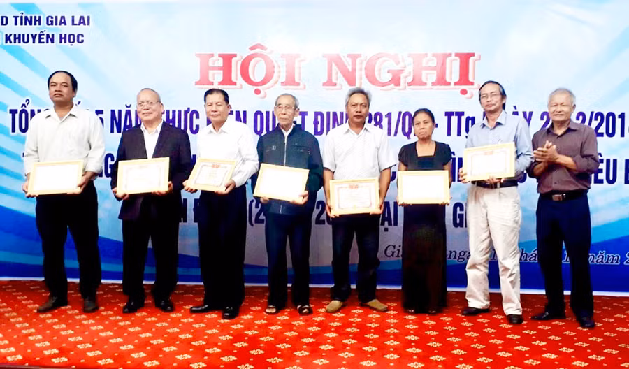 Các cá nhân đạt thành tích xuất sắc trong công tác khuyến học, khuyến tài (giai đoạn 2016-2020) được khen thưởng tại hội nghị. Ảnh: Nguyễn Giang