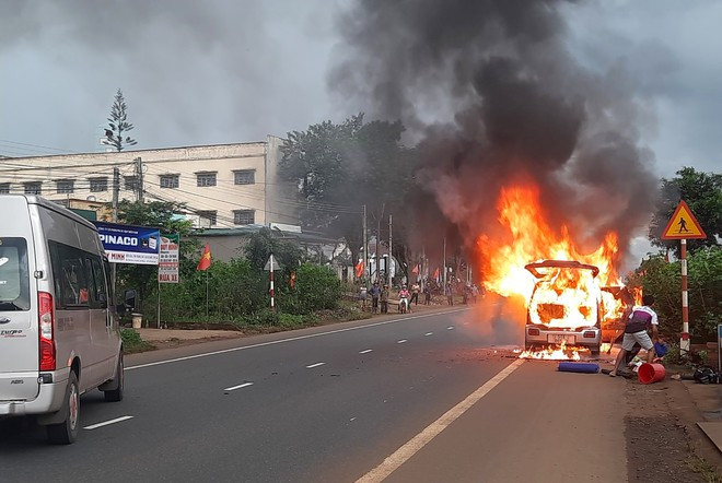 Ngọn lửa bao trùm chiếc xe 7 chỗ ngồi ẢNH: TRÙNG DƯƠNG