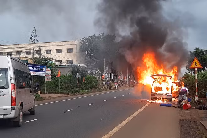 Ngọn lửa bao trùm chiếc xe 7 chỗ ngồi ẢNH: TRÙNG DƯƠNG