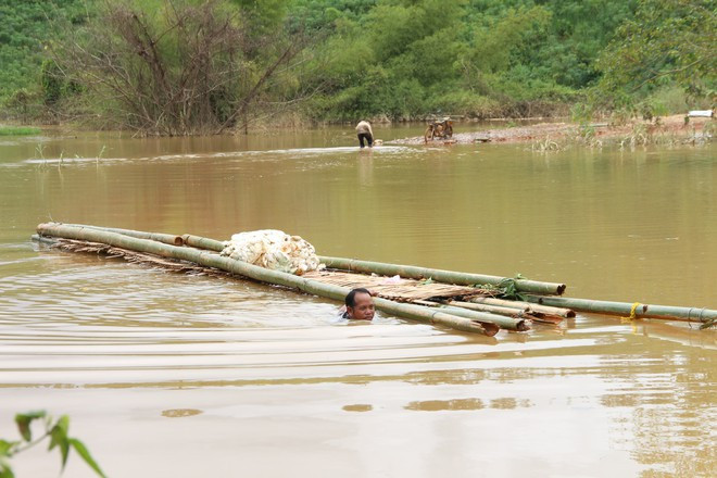 Con đường dân sinh đã chìm sâu dưới mực nước thủy điện.