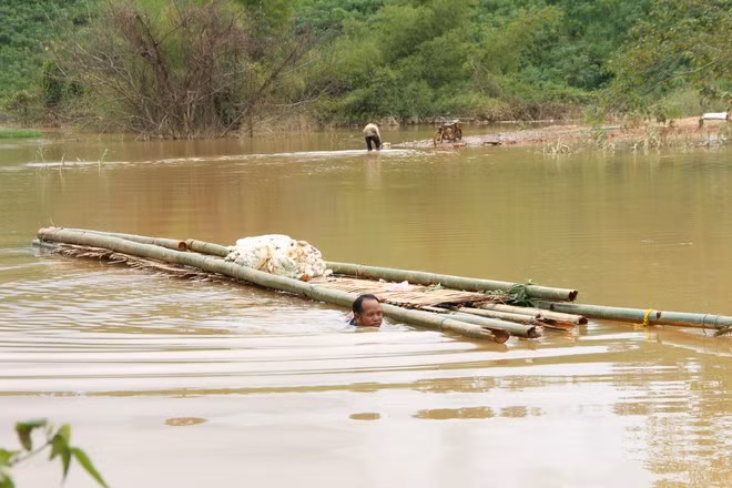 Con đường dân sinh đã chìm sâu dưới mực nước thủy điện.