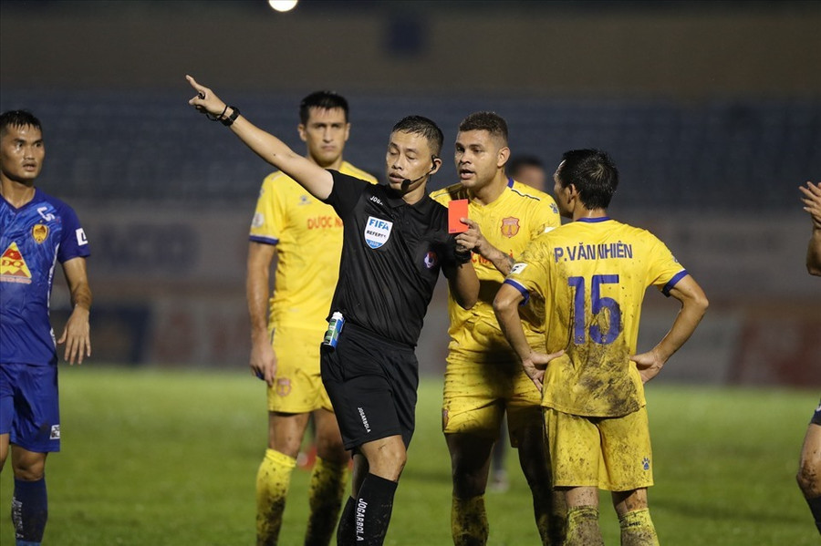 Trọng tài Ngô Duy Lân điều khiển trận đấu Hải Phòng - Quảng Nam. Ảnh: VPF