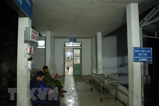  Lực lượng công an túc trực tại Bệnh viện Đa khoa Bình Điền nơi 5 người bị thương nặng được đưa về cấp cứu trong đêm 13/10. (Ảnh: Trần Lê Lâm/TTXVN)