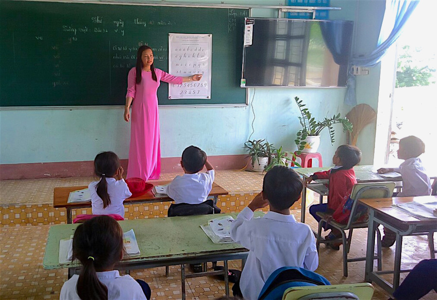 Một tiết học Tiếng Việt theo SGK mới của học sinh Trường Tiểu học xã Đất Bằng (huyện Krông Pa). Ảnh: Mộc Trà Một tiết học Tiếng Việt theo SGK mới của học sinh Trường Tiểu học xã Đất Bằng (huyện Krông Pa)- Ảnh Mộc Trà