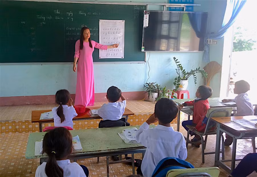 Một tiết học Tiếng Việt theo SGK mới của học sinh Trường Tiểu học xã Đất Bằng (huyện Krông Pa). Ảnh: Mộc Trà Một tiết học Tiếng Việt theo SGK mới của học sinh Trường Tiểu học xã Đất Bằng (huyện Krông Pa)- Ảnh Mộc Trà