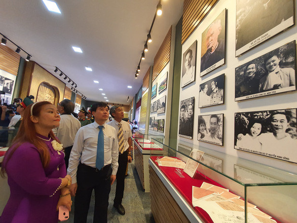 Người dân tham quan khu lưu niệm cuộc đời nhà thơ Tố Hữu - Ảnh: PHƯỚC TUẦN Người dân tham quan khu lưu niệm cuộc đời nhà thơ Tố Hữu - Ảnh: PHƯỚC TUẦN