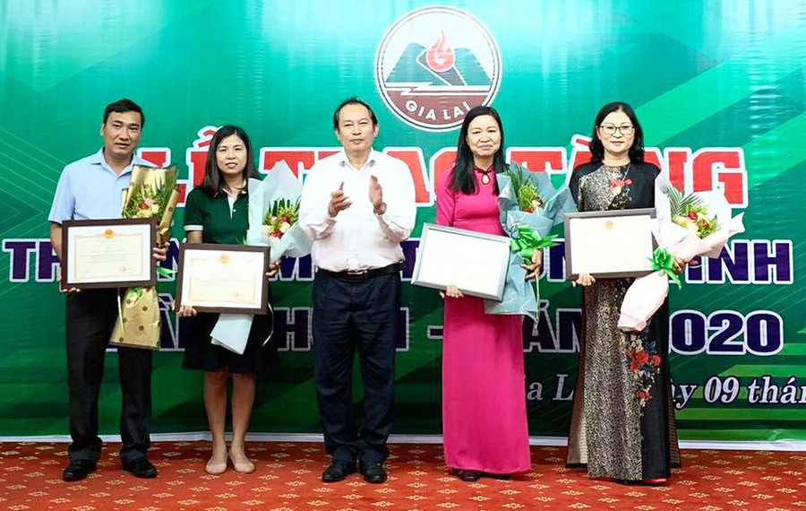 Trao giải khuyến khích cho các tổ chức có thành tích xuất sắc trong công tác bảo vệ môi trường. Ảnh: Hồng Thương