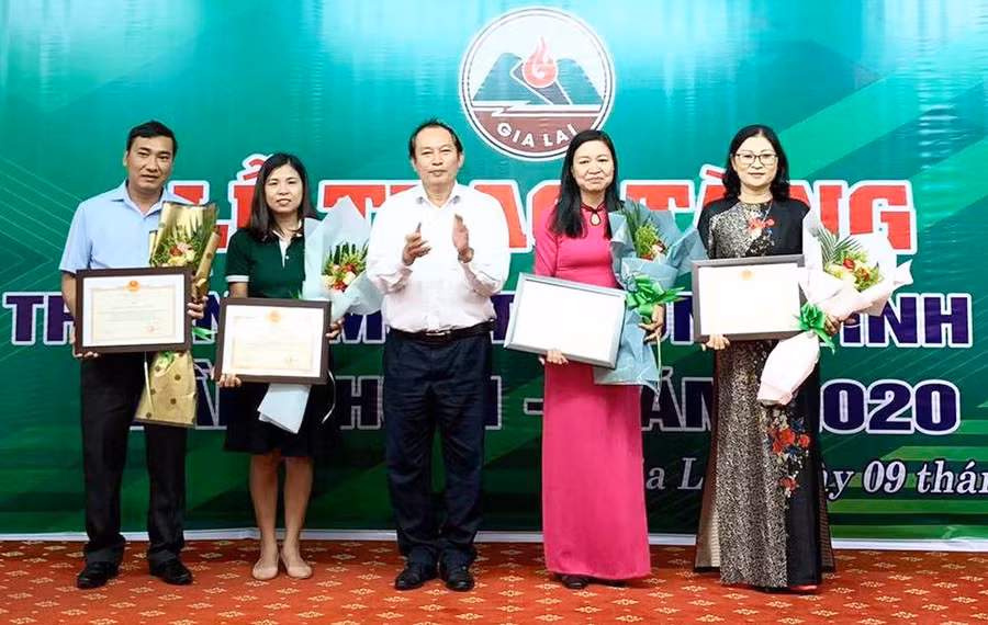 Trao giải khuyến khích cho các tổ chức có thành tích xuất sắc trong công tác bảo vệ môi trường. Ảnh: Hồng Thương