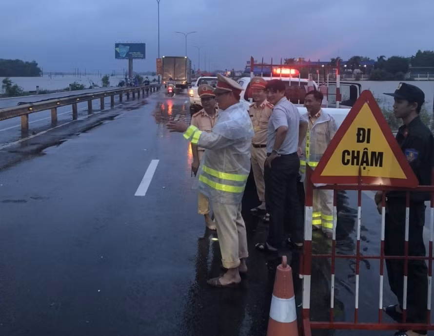 Lực lượng chức năng tỉnh Quảng Nam túc trực ở Quốc lộ 1.