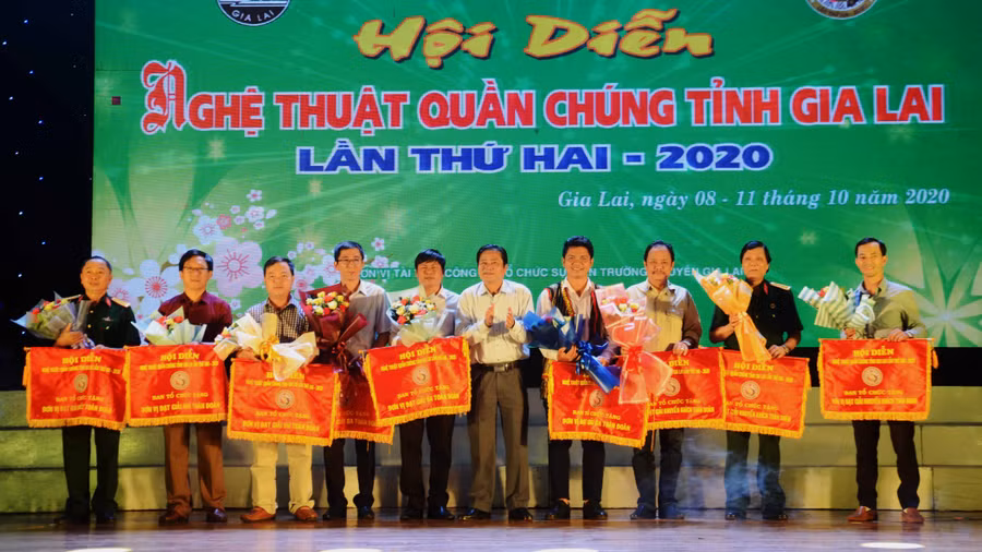 Ban Tổ chức trao giải cho các đơn vị đạt giải toàn đoàn. Ảnh: Phương Linh