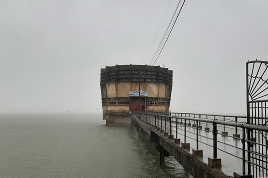 “Nguy hiểm nhất là hồ Kẻ Gỗ, hiện đã đầy nước, nguy cơ xả thẳng xuống TP.Hà Tĩnh”- Bộ trưởng Nguyễn Xuân Cường (Ảnh TL/LĐO) “Nguy hiểm nhất là hồ Kẻ Gỗ, hiện đã đầy nước, nguy cơ xả thẳng xuống TP.Hà Tĩnh”- Bộ trưởng Nguyễn Xuân Cường (Ảnh TL/LĐO)