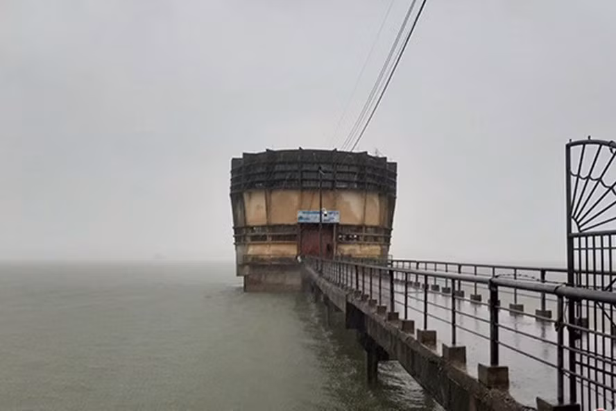 “Nguy hiểm nhất là hồ Kẻ Gỗ, hiện đã đầy nước, nguy cơ xả thẳng xuống TP.Hà Tĩnh”- Bộ trưởng Nguyễn Xuân Cường (Ảnh TL/LĐO)