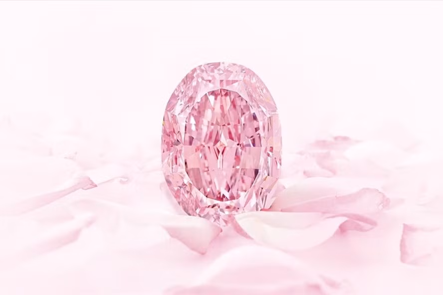 Viên kim cương hồng tím cực hiếm được bán đấu giá 38 triệu USD vào tháng tới. Ảnh: CNN