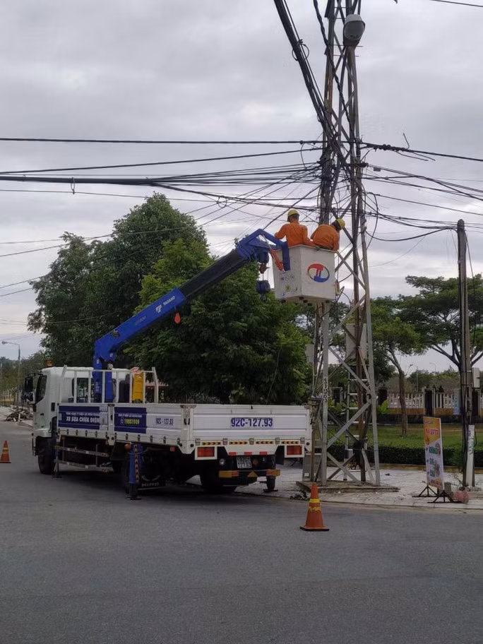 EVNCPC huy động toàn lực khắc phục sự cố điện do bão số 9 gây ra ảnh 2 Nỗ lực khắc phục sự cố điện do bão số 9 gây ra ở Quảng Nam.