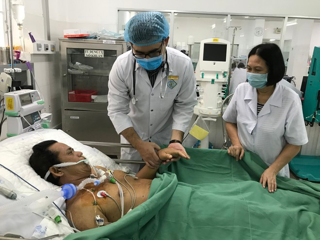 Đến trưa 22.10, bệnh nhân tiến triển phục hồi, tỉnh táo, tiếp xúc tốt, dấu hiệu sinh tồn ổn định và thực hiện tốt y lệnh bác sĩ điều trị, bệnh nhân đã ngưng lọc máu liên tục. Ảnh: Đình Tuyển Đến trưa 22.10, bệnh nhân tiến triển phục hồi, tỉnh táo, tiếp xúc tốt, dấu hiệu sinh tồn ổn định và thực hiện tốt y lệnh bác sĩ điều trị, bệnh nhân đã ngưng lọc máu liên tục. Ảnh: Đình Tuyển