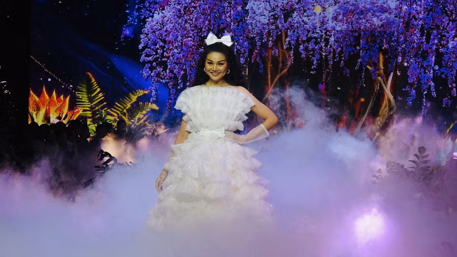 Thanh Hằng rạng rỡ trong mẫu thiết kế tinh khôi.