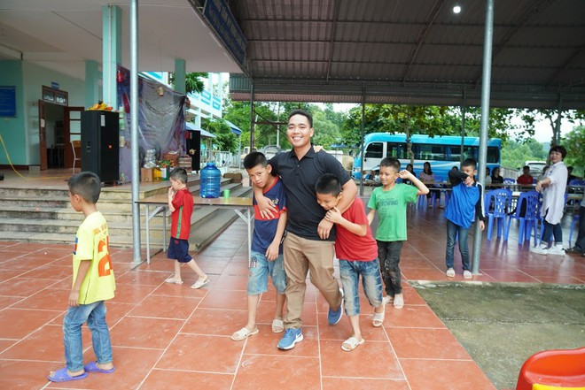 Anh Ngô Quốc Hưng và những đứa trẻ mồ côi được nuôi dạy ở Trung tâm Hy vọng Hữu Lũng (Lạng Sơn) ẢNH: NGỌC THẮNG