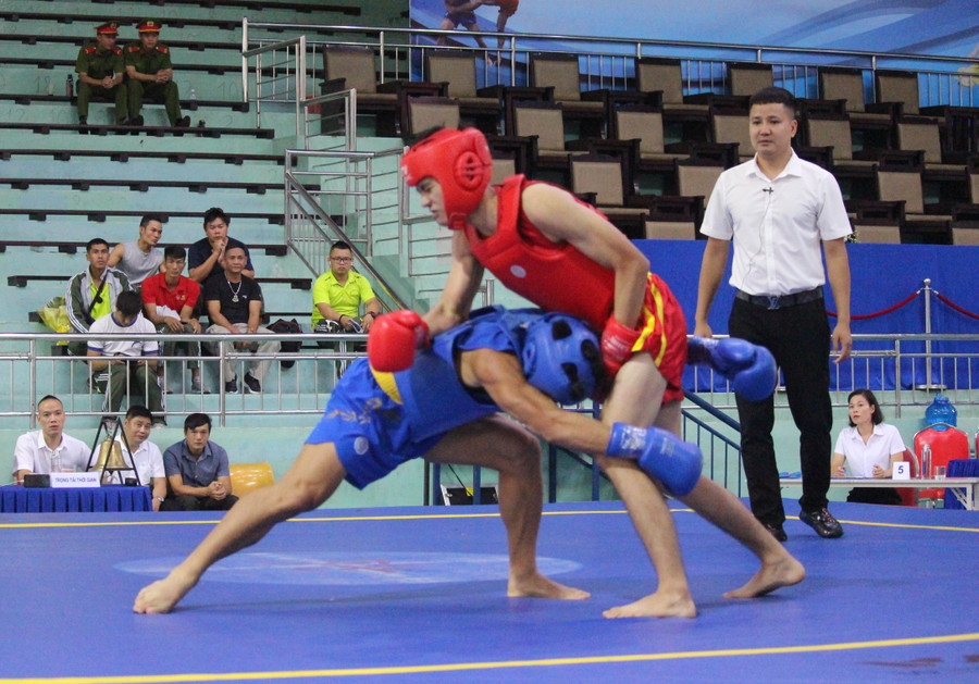 Một pha ôm chân vật ngã đối thủ trong trận đấu tán thủ nam hạng 48 kg. Ảnh: Nguyễn Tú 