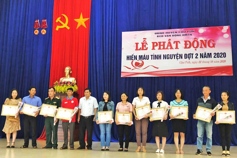 Ông Rah Lan Lân – Phó Chủ tịch UBND huyện, Trưởng Ban Chỉ đạo vận động HMTN huyện Chư Pưh tặng giấy khen cho các tập thể, cá nhân. Ảnh: 