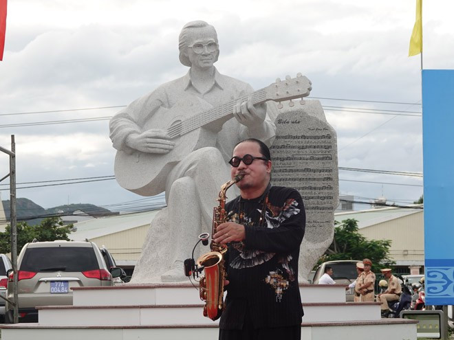 ...và tiến dần đến trước tượng nhạc sĩ Trịnh Công Sơn ẢNH: HOÀNG TRỌNG