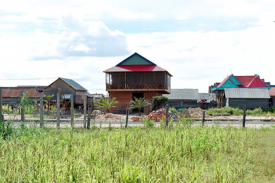 Khu dân cư được quy hoạch tổng thể có diện tích hơn 5,5 ha được bố trí cho 113 hộ di dời, 9 hộ không có đất ở; đồng thời đầu tư xây dựng hệ thống đường giao thông, điện thắp sáng, nước sinh hoạt… với tổng kinh phí hơn 13 tỷ đồng, trong đó người dân đóng góp gần 4 tỷ đồng. Khu dân cư được quy hoạch tổng thể có diện tích 5,564ha được bố trí cho 113 hộ di dời, 09 hộ không có đất ở, hệ thống đường giao thông, hệ thông thoát nước, hệ thống điện thắp sáng, hệ thống nước sinh hoạt… với tổng kinh phí đầu tư hơn 13 tỷ đồng trong đó người dân đóng góp gần 4 tỷ đồng.