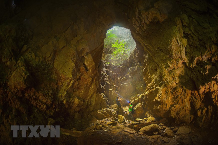 Động Thiên Hương còn nguyên nét hoang sơ thuộc quần thể Khu du lịch Tam Cốc. (Ảnh: Minh Đức/TTXVN) Động Thiên Hương còn nguyên nét hoang sơ thuộc quần thể Khu du lịch Tam Cốc. (Ảnh: Minh Đức/TTXVN)