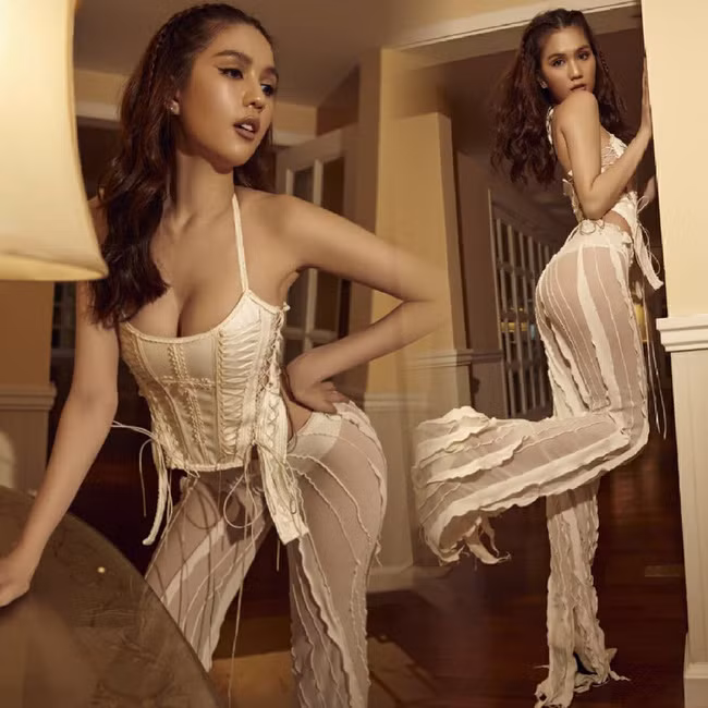 Bộ trang phục được thiết kế xuyên thấu tôn vóc dáng nuột nà của mỹ nhân Trà Vinh. Điểm nhấn của set đồ này là chiếc áo Ngọc Trinh mặc o ép vóc dáng cô đến mức như 