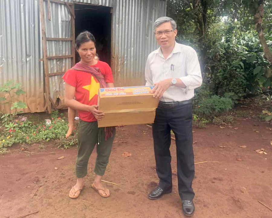 Bí thư Đảng ủy xã Nguyễn Văn Bình thường xuyên ghé nhà cháu Rơ Châm Thôi để thăm hỏi, động viên. Ảnh: Anh Huy 