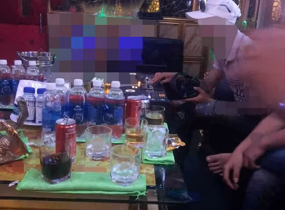 Bàn của dân bay lắc ít khi có rượu bia, thức ăn mà chỉ có “đồ”, các chất ma túy tổng hợp - Ảnh TÙNG NGUYỄN