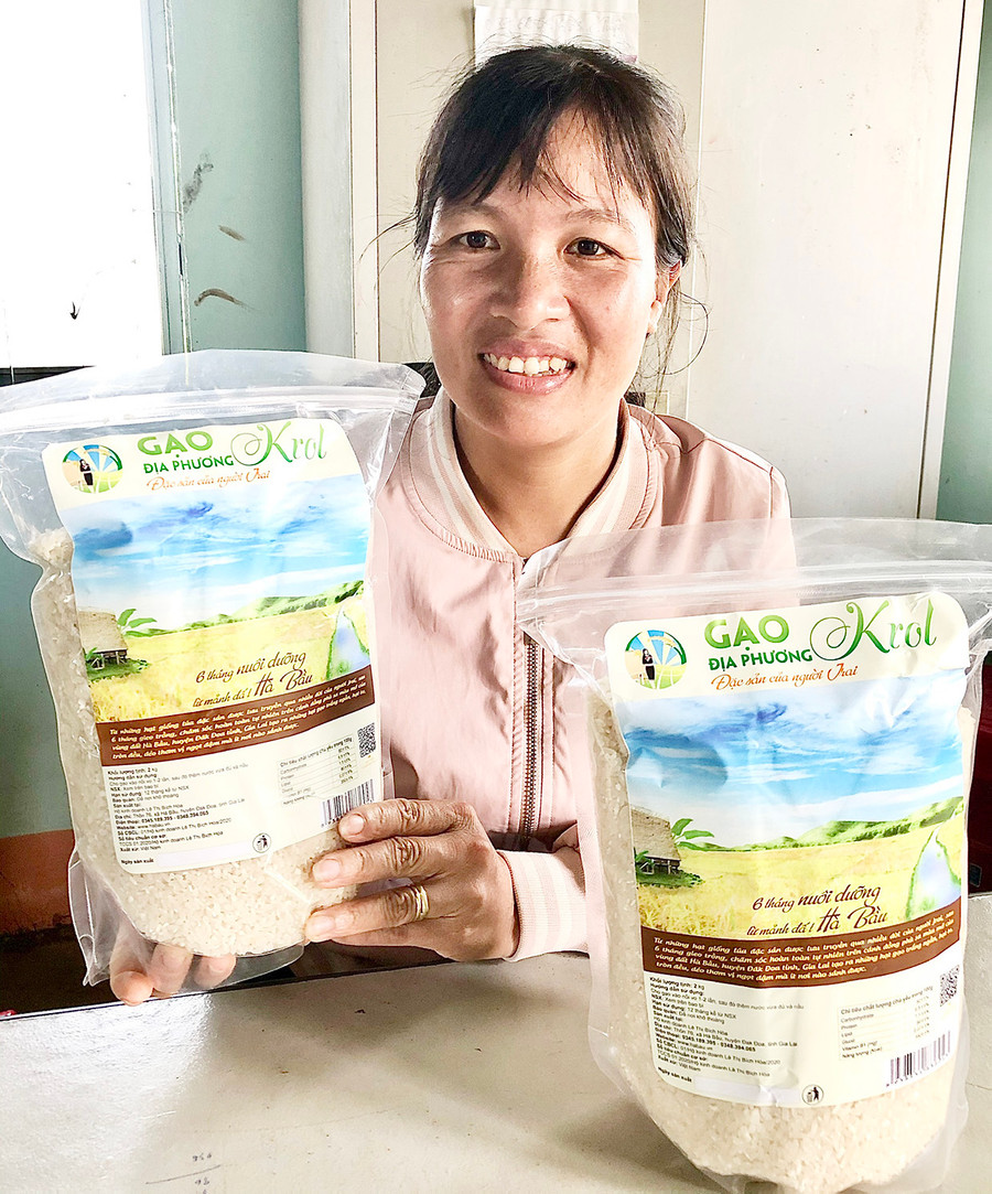 Chị Lê Thị Bích Hòa (thôn 76, xã Hà Bầu, huyện Đak Đoa) giới thiệu sản phẩm gạo Krol. Ảnh: Lê Nam
