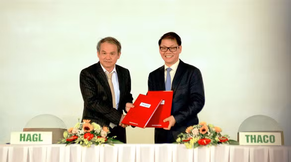 Tỉ phú đô la Trần Bá Dương (phải) đại diện Thaco ký kết hợp tác chiến lược với Hoàng Anh Gia Lai -