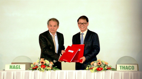 Tỉ phú đô la Trần Bá Dương (phải) đại diện Thaco ký kết hợp tác chiến lược với Hoàng Anh Gia Lai -