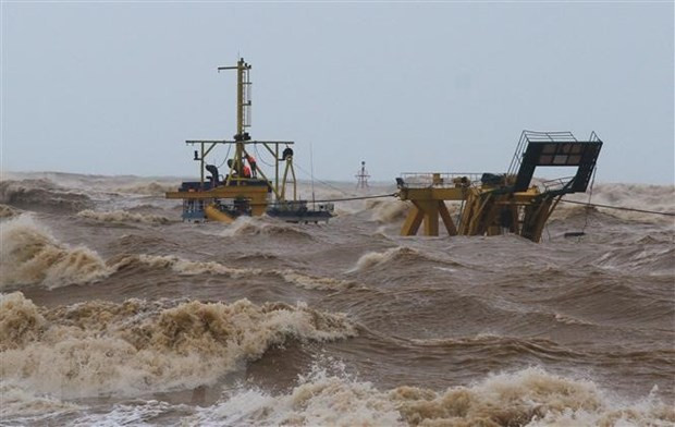 Tàu Vietship 01 bị mắc kẹt ở vị trí gần phao số 0 khu vực cảng Cửa Việt. (Ảnh: Hồ Cầu/TTXVN) Tàu Vietship 01 bị mắc kẹt ở vị trí gần phao số 0 khu vực cảng Cửa Việt. (Ảnh: Hồ Cầu/TTXVN)