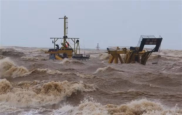 Tàu Vietship 01 bị mắc kẹt ở vị trí gần phao số 0 khu vực cảng Cửa Việt. (Ảnh: Hồ Cầu/TTXVN)