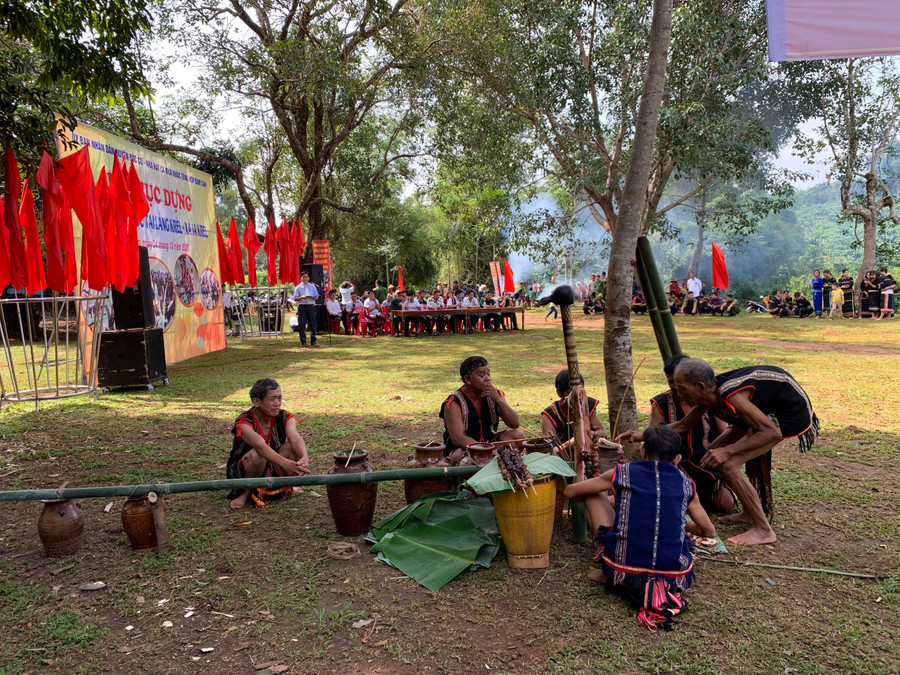 Các già làng cử hành lễ cúng giọt nước. Ảnh: Phương Linh Các già làng cử hành lễ cúng giọt nước. Ảnh: Phương Linh