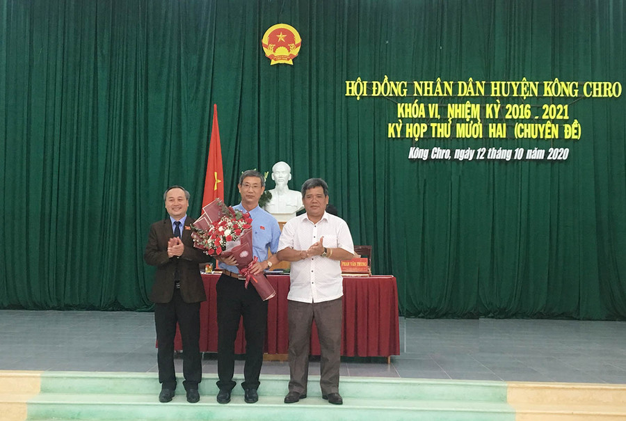 Ông Hồ Văn Điềm (bìa phải)-Ủy viên Ban Thường vụ Tỉnh ủy, Chủ tịch Ủy ban MTTQ Việt Nam tỉnh tặng hoa chúc mừng ông Phan Văn Trung trúng cử chức danh Chủ tịch HĐND huyện Kông Chro. Ảnh: Thúy Ngọ Đồng chí Hồ Văn Điềm (bìa phải)-Ủy viên Ban Thường vụ Tỉnh ủy, Chủ tịch Ủy ban MTTQ Việt Nam tỉnh tặng hoa cho đồng chí Phan Văn trung trúng củ chức danh chủ tich HĐND huyện. Ảnh: Thúy Ngọ