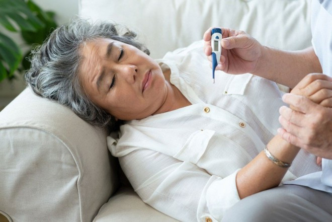 Thấy 5 dấu hiệu này, nên đi khám ung thư hạch ngay! ảnh 1 Nếu bạn bị sốt kéo dài không rõ nguyên nhân, hãy đi gặp bác sĩ.